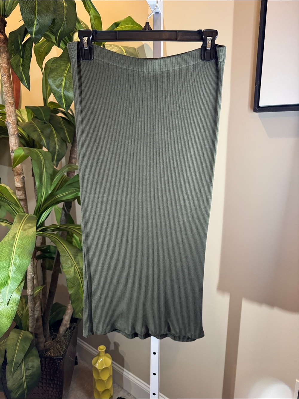 Ribbed Knit Midi Skirt - Olive green, size L, Leith brand